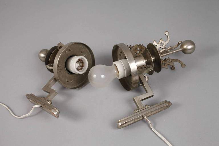 Wandlampe deutsch, um 1920, ungemarkt, Messing vernickelt, schlanker Wandblaker aus Nussbaum mit - Image 3 of 4