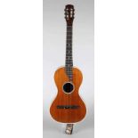 Gitarre um 1920 innen mit Klebeetikett R. Th. Wettengel Bayreuth, Decke mit Rissbildung, floral