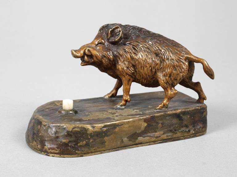 Wiener Bronze Tischklingel mit Wildschwein um 1900, unsigniert, Bronze in dunkler Kaltbemalung,