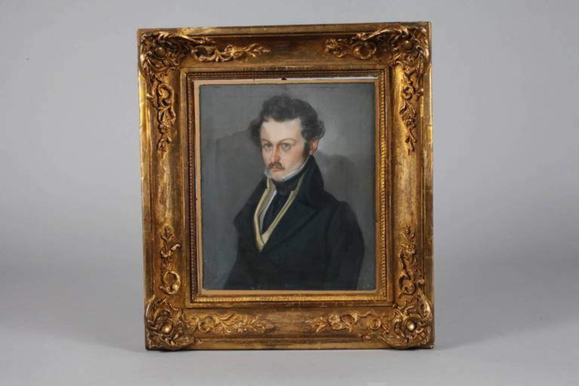 Portrait des Hermann von Grieshammer Halbfigurenbildnis eines würdevollen jungen Mannes im Gehrock - Bild 2 aus 4