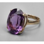 Ring mit Amethyst 2. Hälfte 20. Jh., Gelbgold gestempelt 585, besetzt mit farbintensivem, oval