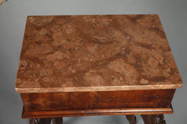 Barocktischchen mit Marmorplatte 1. Hälfte 18. Jh., Nussbaum massiv und furniert, fein - Image 2 of 4