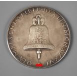 Silbermedaille Olympia 1936 Berlin, Feinsilber, Av. Olympische Glocke, Rv. Siegesgöttin, stgl., im