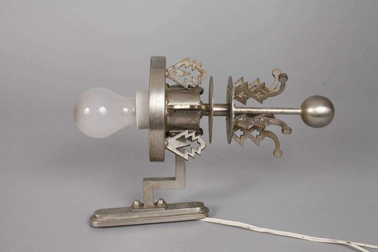 Wandlampe deutsch, um 1920, ungemarkt, Messing vernickelt, schlanker Wandblaker aus Nussbaum mit - Image 4 of 4