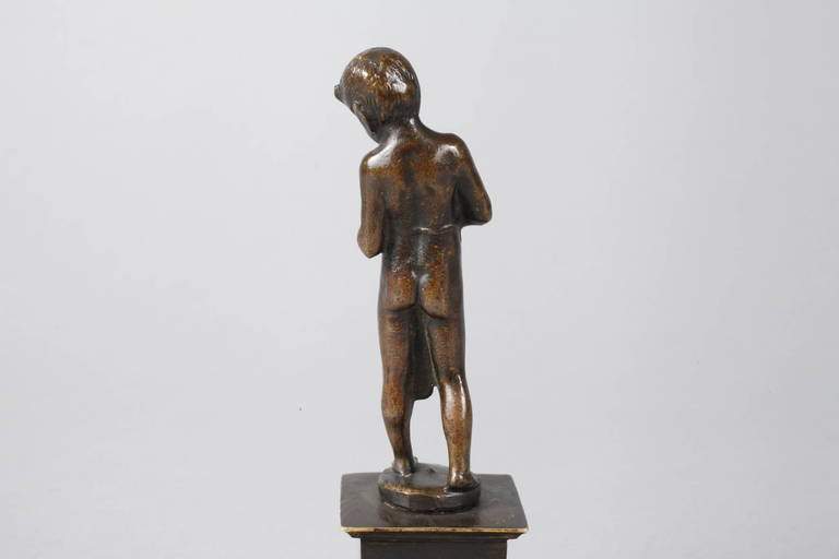 Faun mit Weintrauben um 1900, unsigniert, Bronze dunkel patiniert, Faun als Bacchant mit Weintrauben - Image 2 of 3