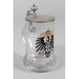 Patriotischer Bierkrug um 1900, farbloses Glas, Glockenform mit Ohrenhenkel, schauseitig dt.