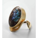 Designerring mit Boulderopal 2. Hälfte 20. Jh., Gelbgold gestempelt 585, stark geschwungene