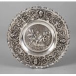 Feine Silberplatte 19. Jh., ungepunzt, Silber geprüft, im Renaissancestil gestaltet, gewölbter