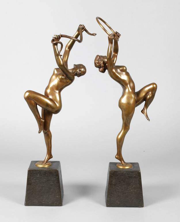 Léon Mignon, Paar Tänzerinnen um 1900, beide auf der Plinthe signiert L. Mignon, Bronze goldbraun