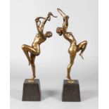 Léon Mignon, Paar Tänzerinnen um 1900, beide auf der Plinthe signiert L. Mignon, Bronze goldbraun