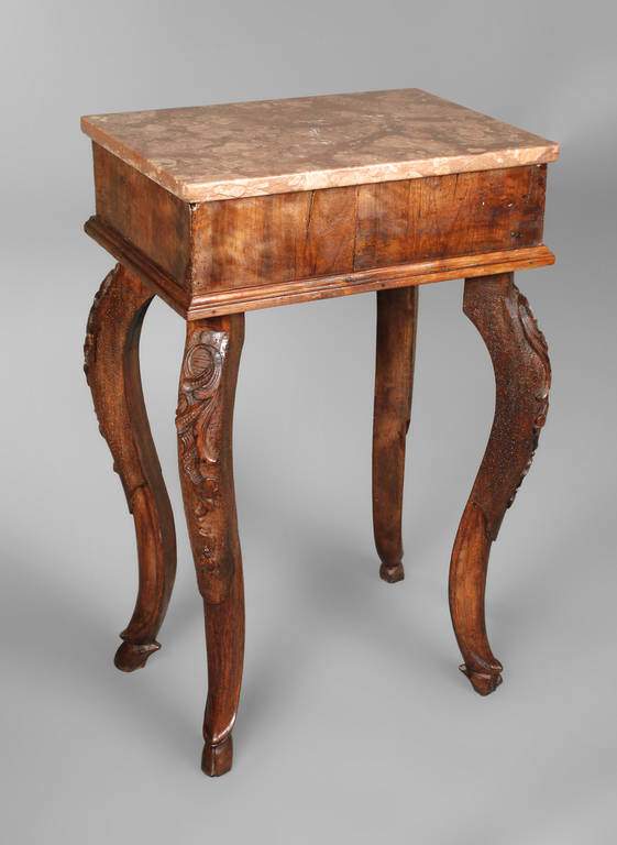 Barocktischchen mit Marmorplatte 1. Hälfte 18. Jh., Nussbaum massiv und furniert, fein