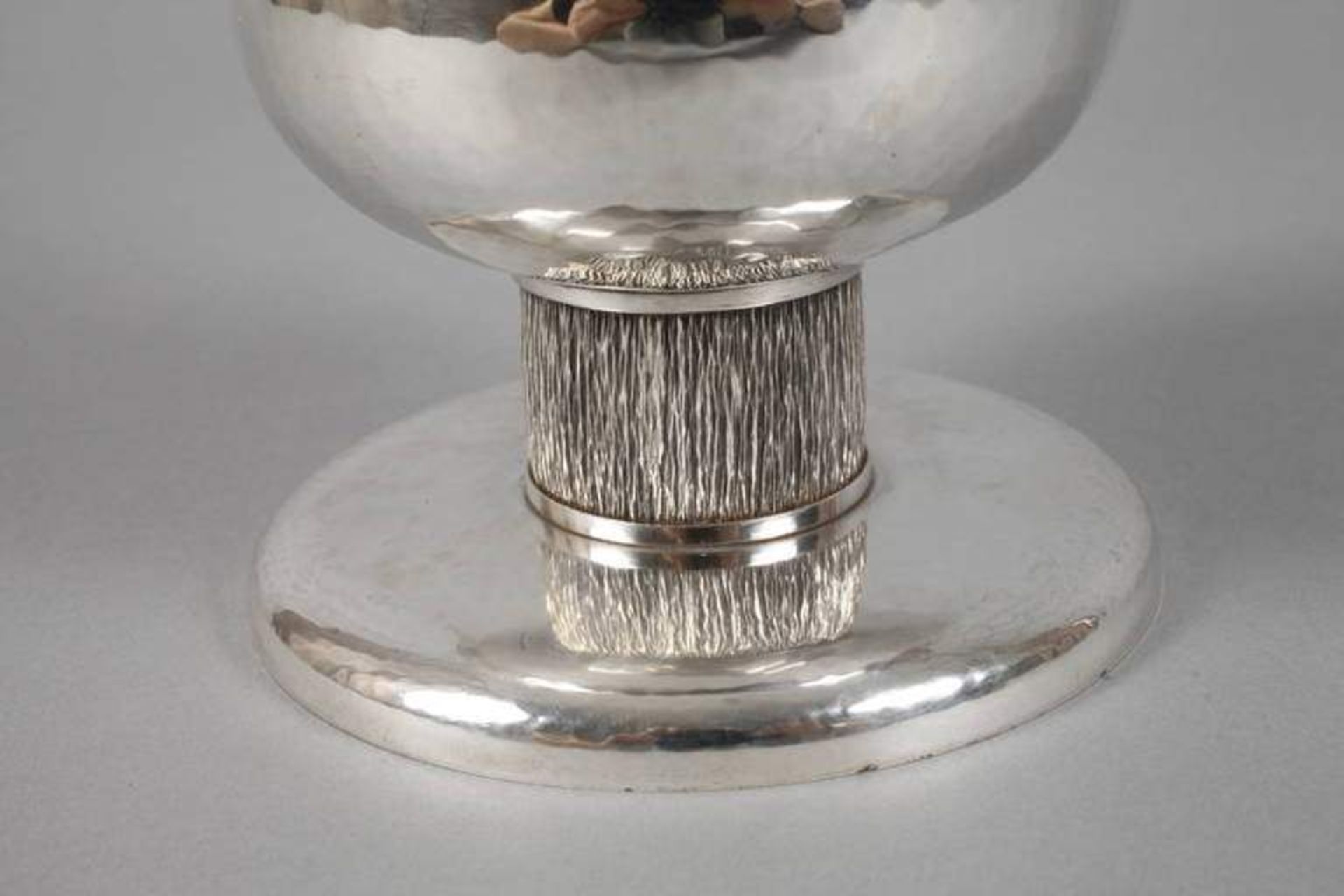 Silberpokal wohl Goldschmied Max Götte Augsburg, 1930er Jahre, gestempelt Halbmond, Krone, 835, - Bild 2 aus 3