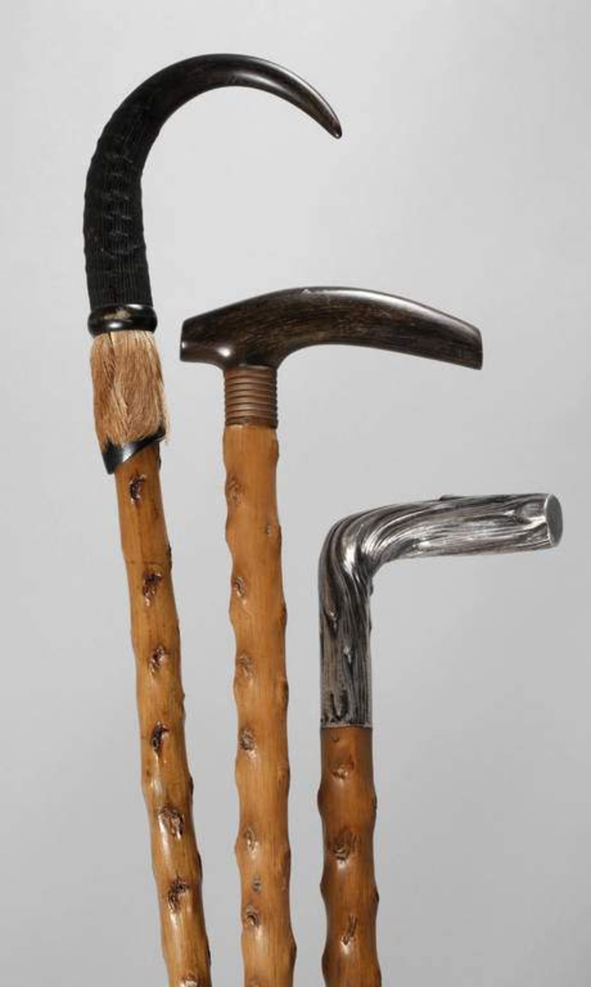 Drei jagdliche Spazierstöcke um 1890, Griffstücke aus Horn bzw. Silber, dieser gestempelt 800,