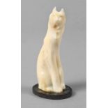 Elfenbeinschnitzerei um 1920, in leicht abstrahierender Formensprache gestaltete sitzende Katze, auf