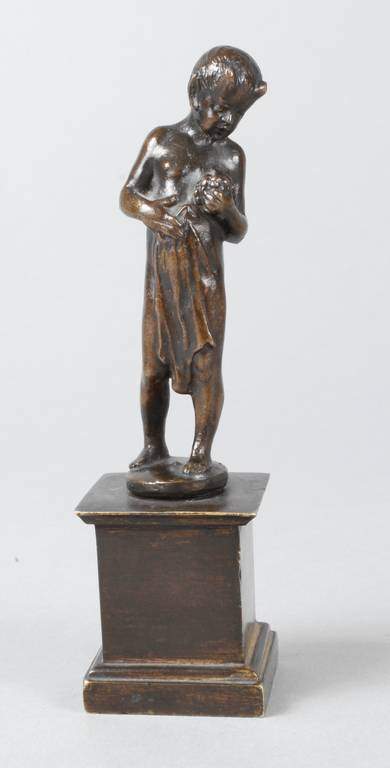 Faun mit Weintrauben um 1900, unsigniert, Bronze dunkel patiniert, Faun als Bacchant mit Weintrauben