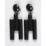 Paar Ohrhänger aus schwarzem Kunststoff um 1970, Kunststoff mit verdeckter Metallmontierung als