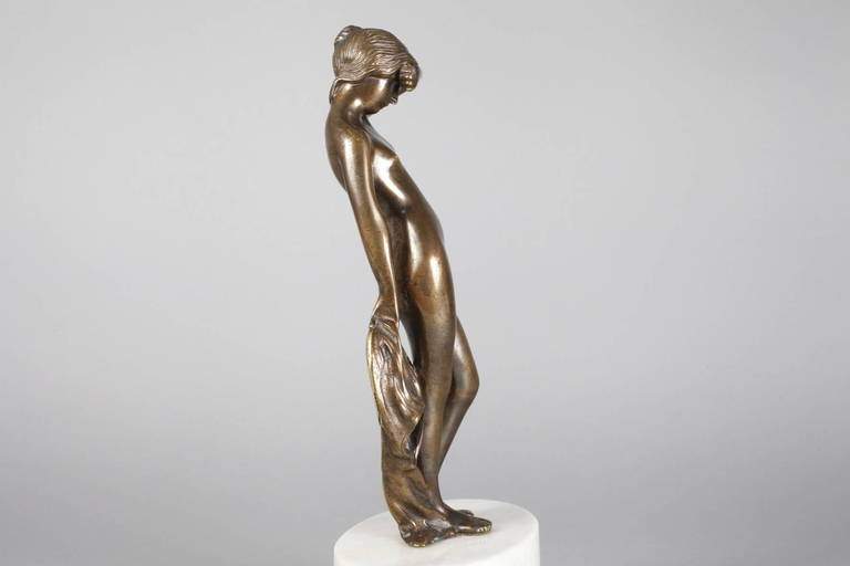 Stehender Mädchenakt um 1900, unsigniert, Bronze, dunkel patiniert, junges Mädchen, den Arm - Image 4 of 6