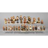 Goebel Konvolut Hummelfiguren insgesamt 26 Stück, 1950er Jahre bis neuzeitlich, matt bemalte