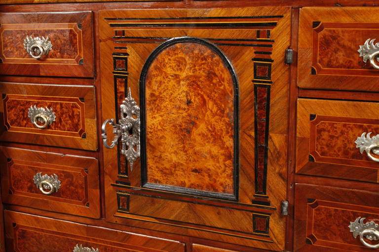 Augsburger Kabinettschrank um 1720, Nussbaum und Nussbaummaser auf Nadelholz furniert, - Image 9 of 12