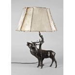 Figürliche Tischlampe mit Hirsch um 1930, unsigniert, Metallguss dunkel patiniert, röhrender