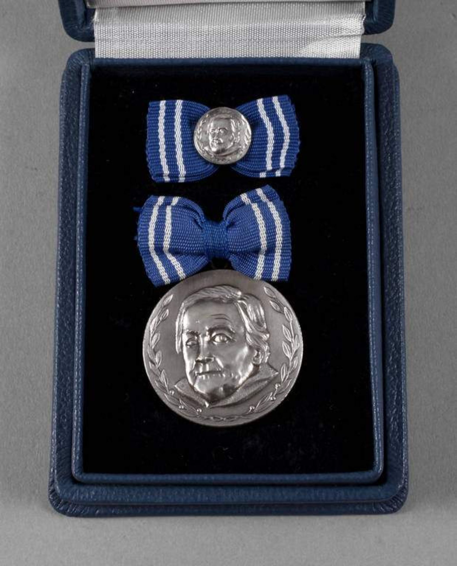 Clara-Zetkin-Medaille 3. Form (1973-1977), Herst.- und Stecherzeichen M.B., versilberte Medaille,