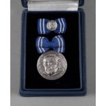 Clara-Zetkin-Medaille 3. Form (1973-1977), Herst.- und Stecherzeichen M.B., versilberte Medaille,