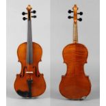 Violine im Etui um 1920, ohne Zettel, rückseitig Brandstempel Nr. 2729, geteilter, fein geflammter