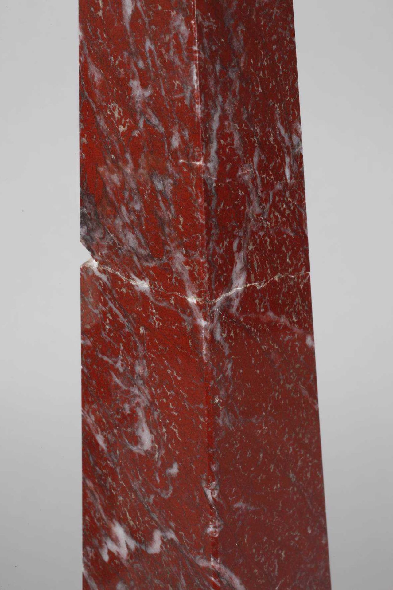 Paar Obelisken Anfang 20. Jh., roter Marmor, mehrteilig gefertigt, einer alt repariert, - Bild 3 aus 3