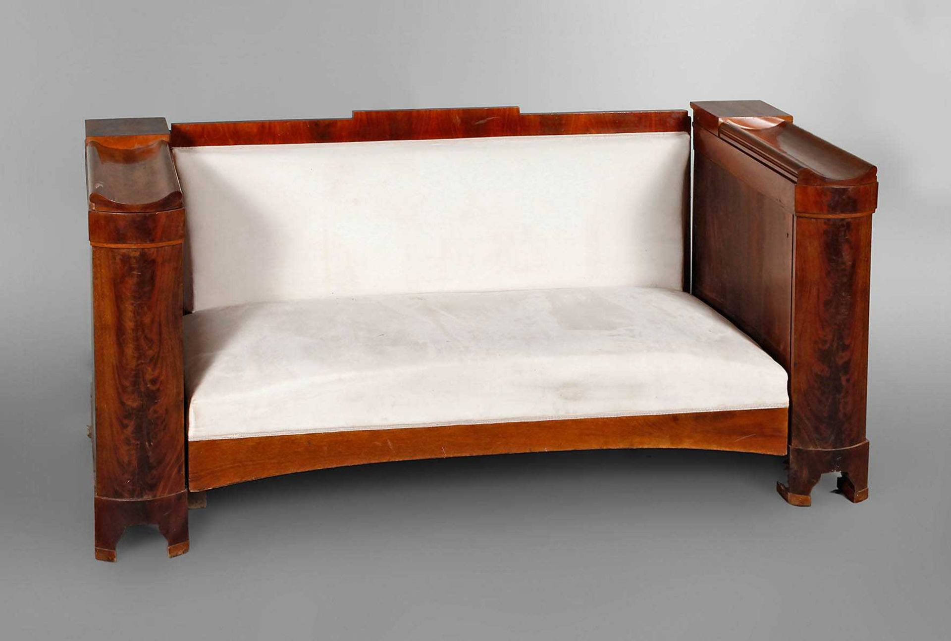 Biedermeiersofa um 1900, Mahagoni furniert, vierteilig zerlegbar, die vorn abgerundeten