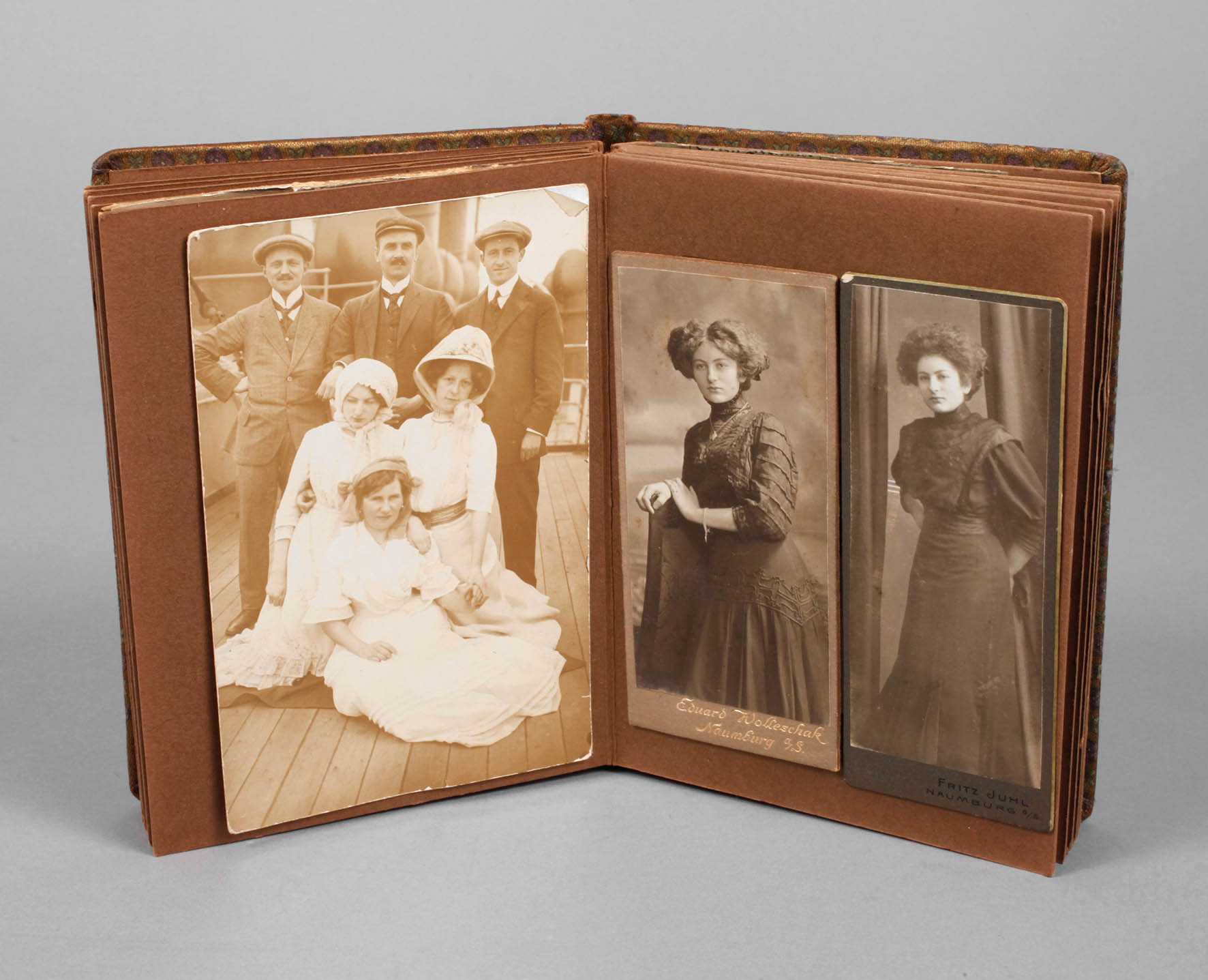 Fotoalbum einer Naumburger Familie, um 1910, ca. 25 montierte Portraitaufnahmen, meist Frauen in