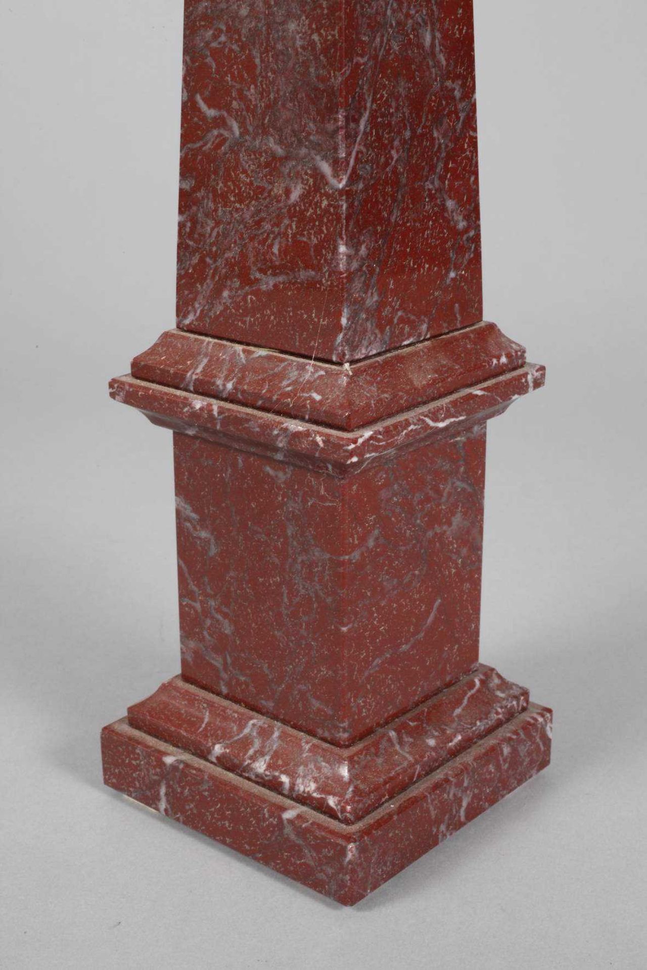 Paar Obelisken Anfang 20. Jh., roter Marmor, mehrteilig gefertigt, einer alt repariert, - Bild 2 aus 3