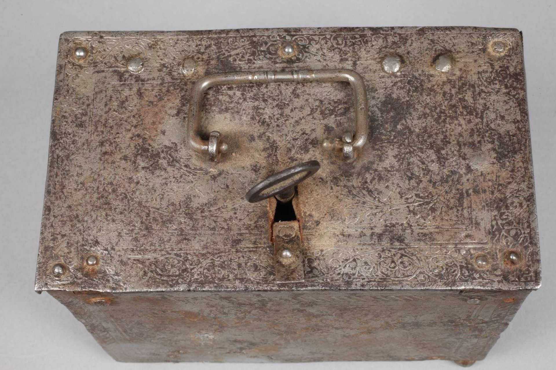 Eisenkassette Nürnberg, 17./18. Jh., auf Kugelfüßen gelagerter rechteckiger Korpus aus - Bild 4 aus 4