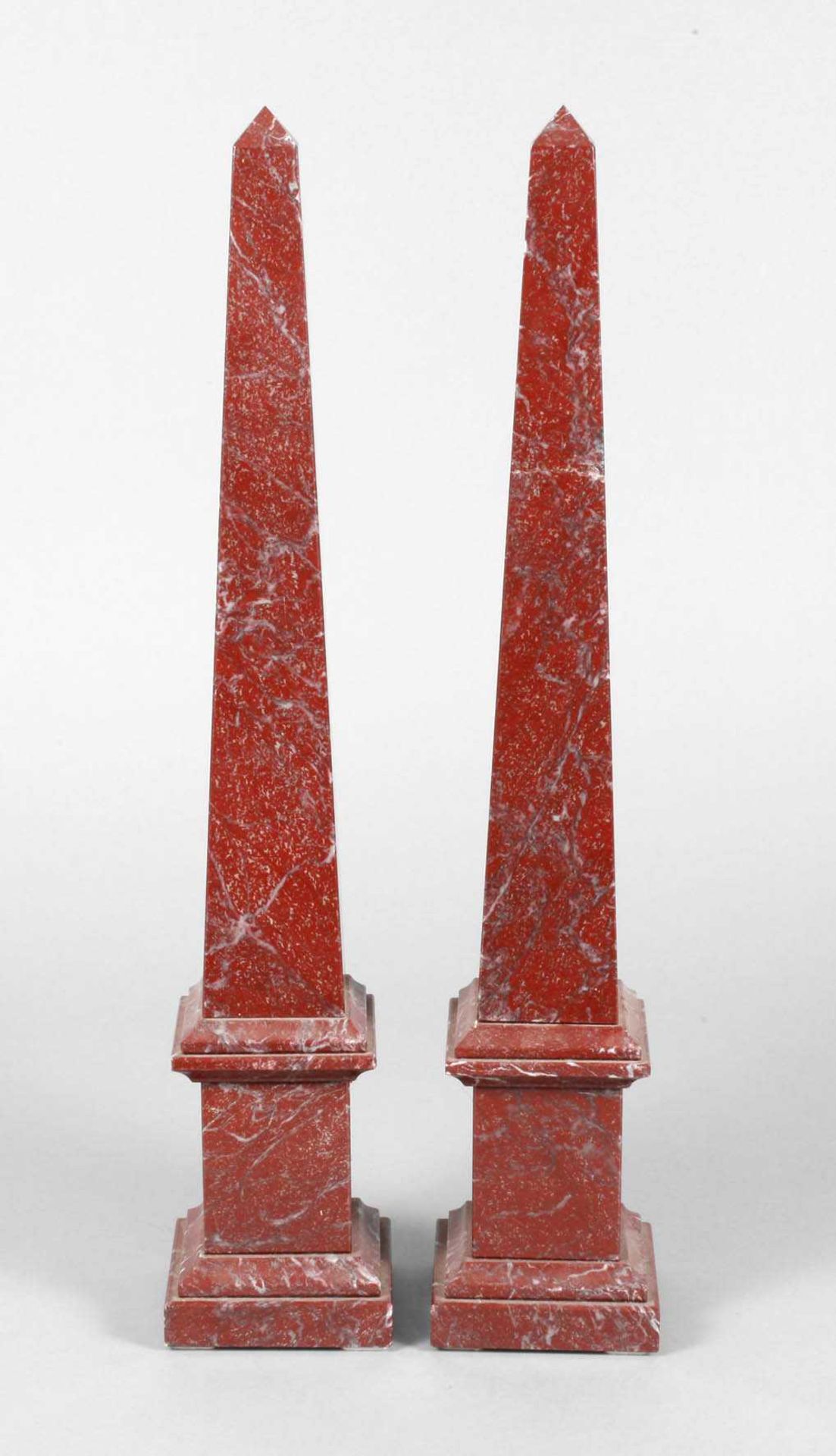 Paar Obelisken Anfang 20. Jh., roter Marmor, mehrteilig gefertigt, einer alt repariert,