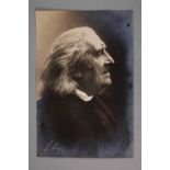 Portraitfoto Franz Liszt Brustportrait des greisen Franz Liszt im Profil mit starkem Licht-