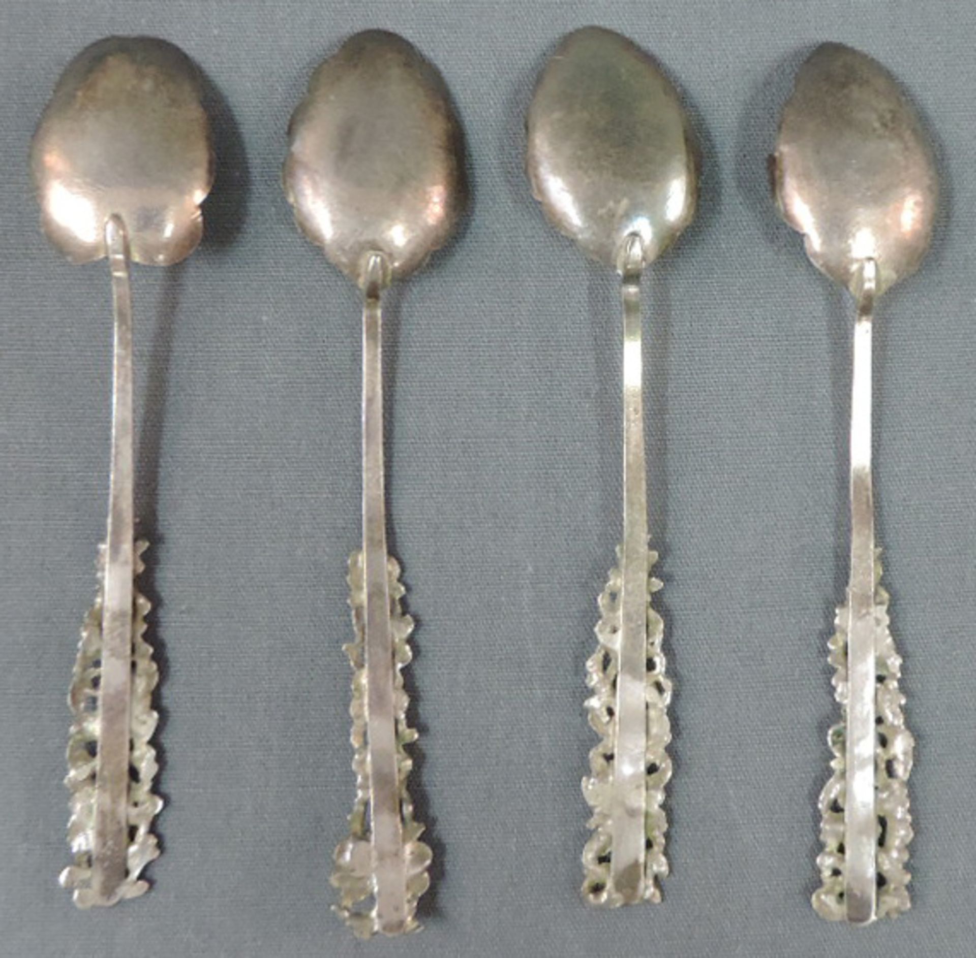 4 Silberlöffel, China, Jugendstil.Je 13 cm lang.4 silver spoons. China. Art Nouveau.13 cm long. - Bild 2 aus 3
