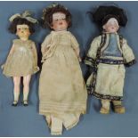 Drei Puppen um 1900. Auch Armand Marseille.Bis 42 cm. Teils Echthaar. Alte Kleidung.Three dolls
