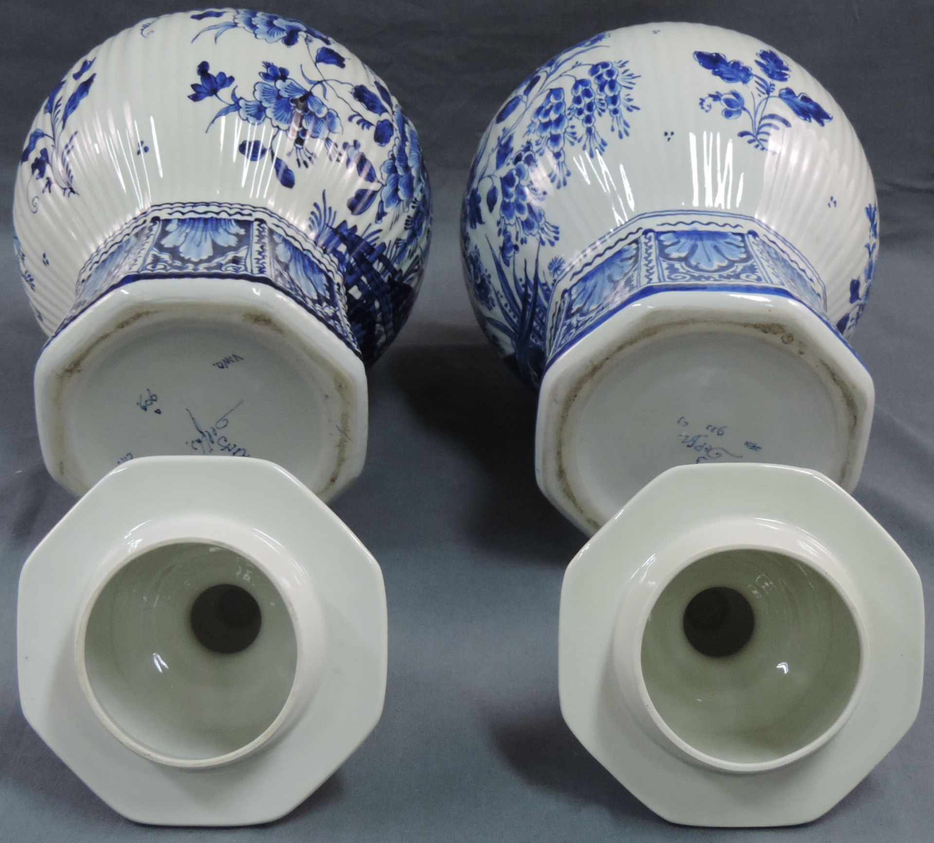 2 Vasen mit Deckel, Delft.Mit Deckel 49 cm hoch. Unter der Glasur blaue Marken und Signaturen.2 - Image 6 of 7