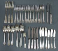 Konvolut Silberbesteck.1184 Gramm. Gabeln und Löffel, sowie 6 Messer (gefüllt, daher nicht gewogen).