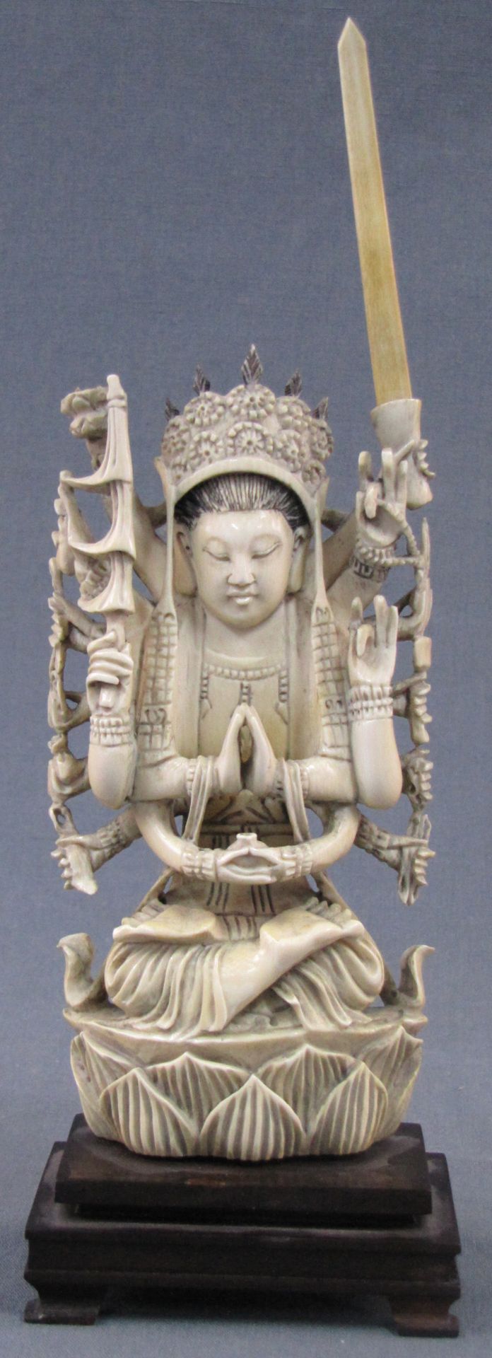 Göttin mit Schwert auf Holzsockel. Wohl China.24 cm hoch.Goddess with a sword on a wooden base.