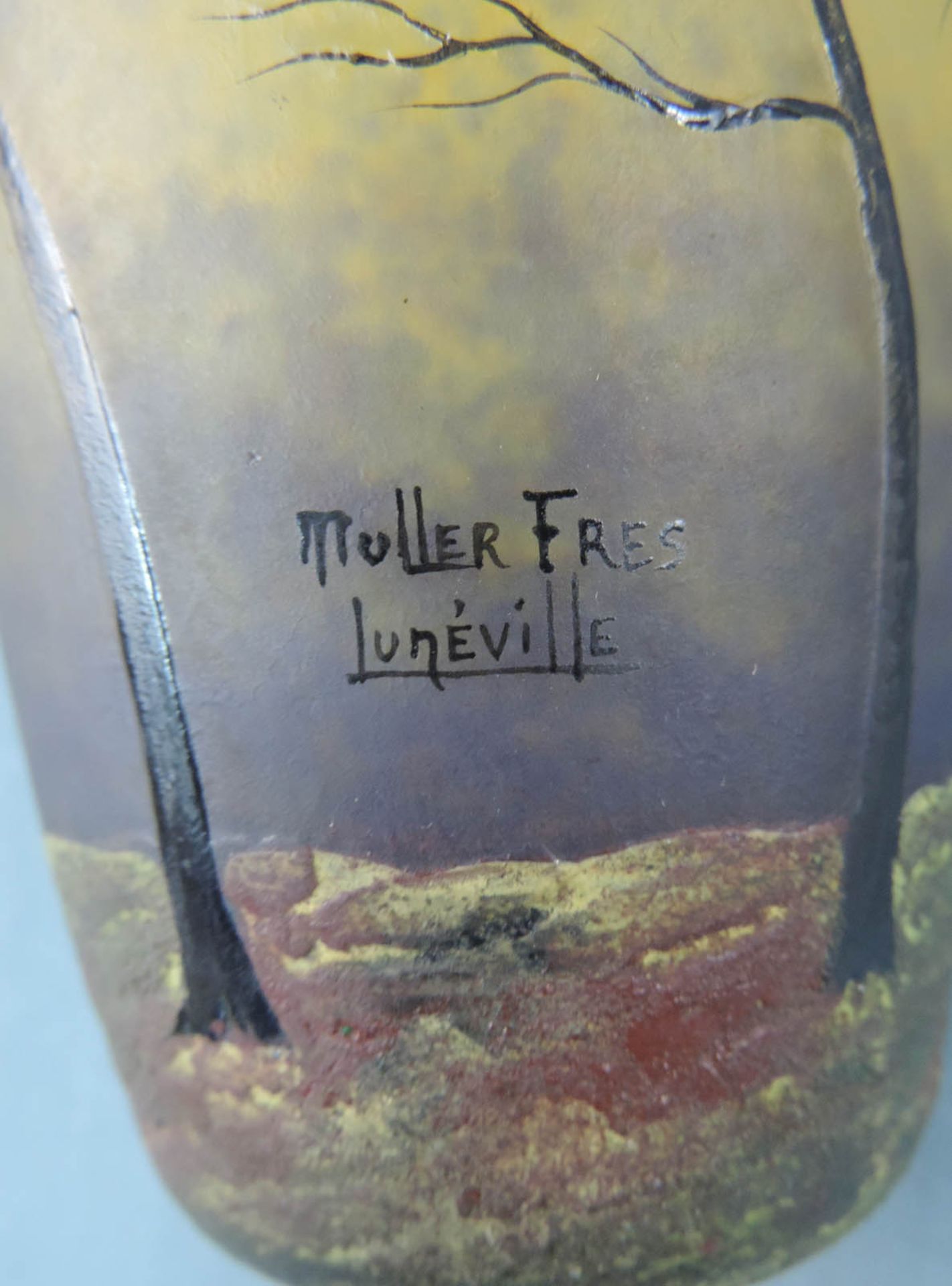 Muller Frères, Lunèville. Vase mit herbstlicher Landschaft, um 1920.18 cm hoch. Signiert 'MULLER - Bild 2 aus 5