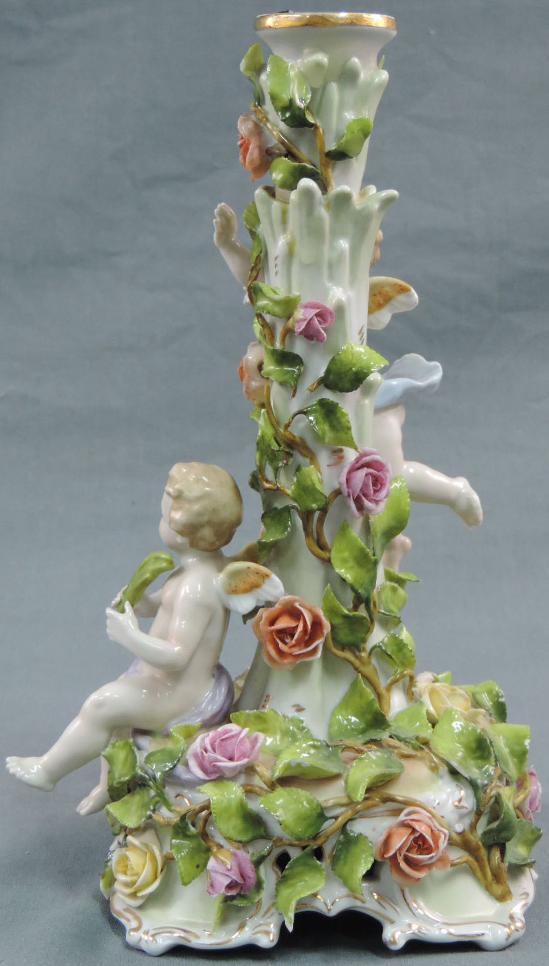 Kerzenleuchter mit Rosen und Putti.27 cm hoch. Porzellan. Beschädigungen.Candlestick with roses - Bild 4 aus 10