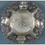 Durchbruchschale, Silber 800, gestempelt mit Halbmond-Krone.251 Gramm. 21,5 cm im Durchmesser.