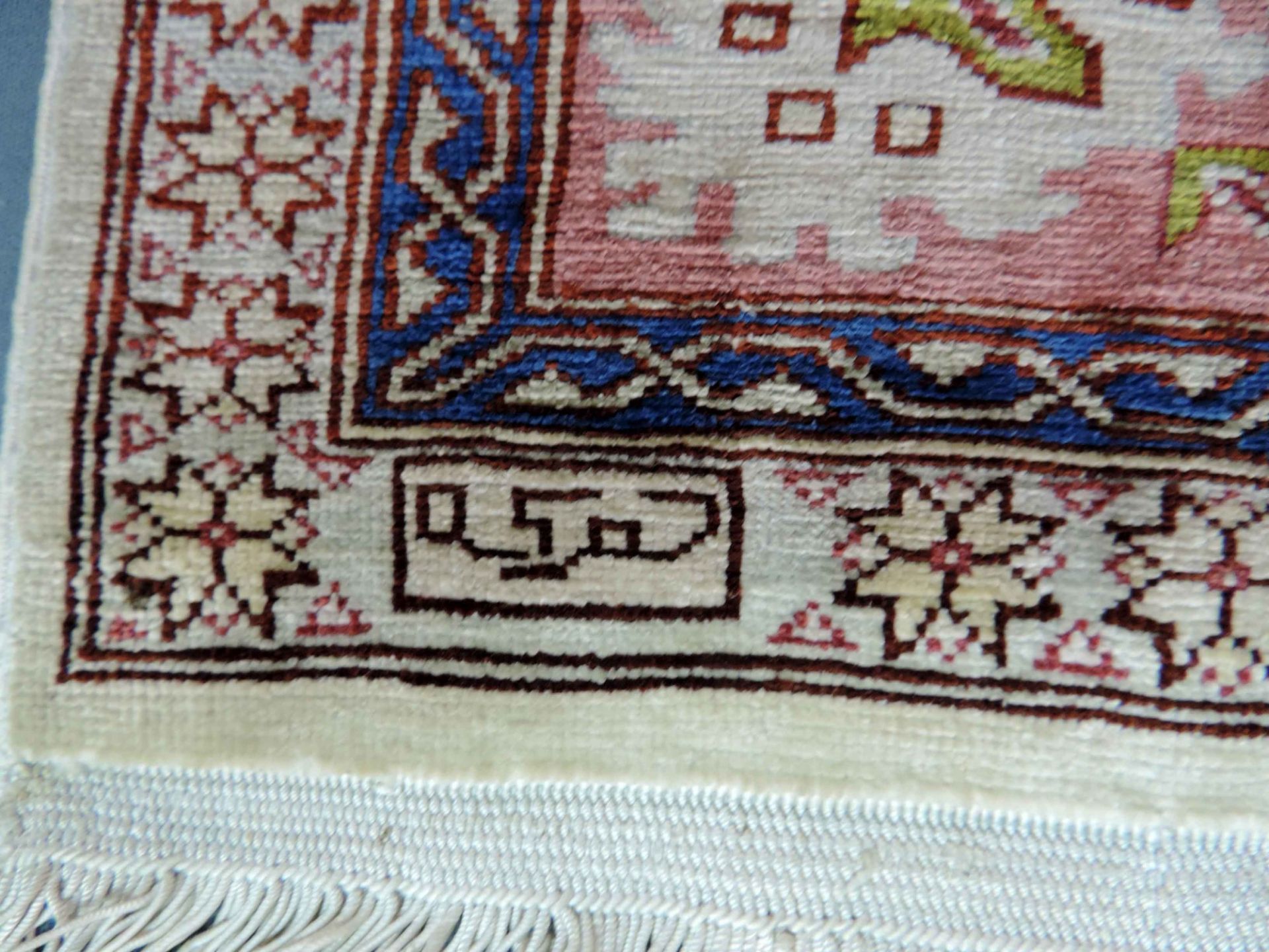 Hereke Gebetsteppich, Seide. Türkei, signiert. Selten feine Knüpfung.77 cm x 59 cm. Handgeknüpft, - Bild 7 aus 8