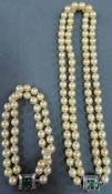 Perlenkette und passendes Armband.Länge der Kette 39 cm. Länge des Armbandes 21 cm.Pearl necklace