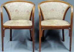 2 Thonet Armlehnstühle / Sessel. Stempel mit "22" und Aufkleber.78 cm x 56 cm x 58 cm.2 Thonet