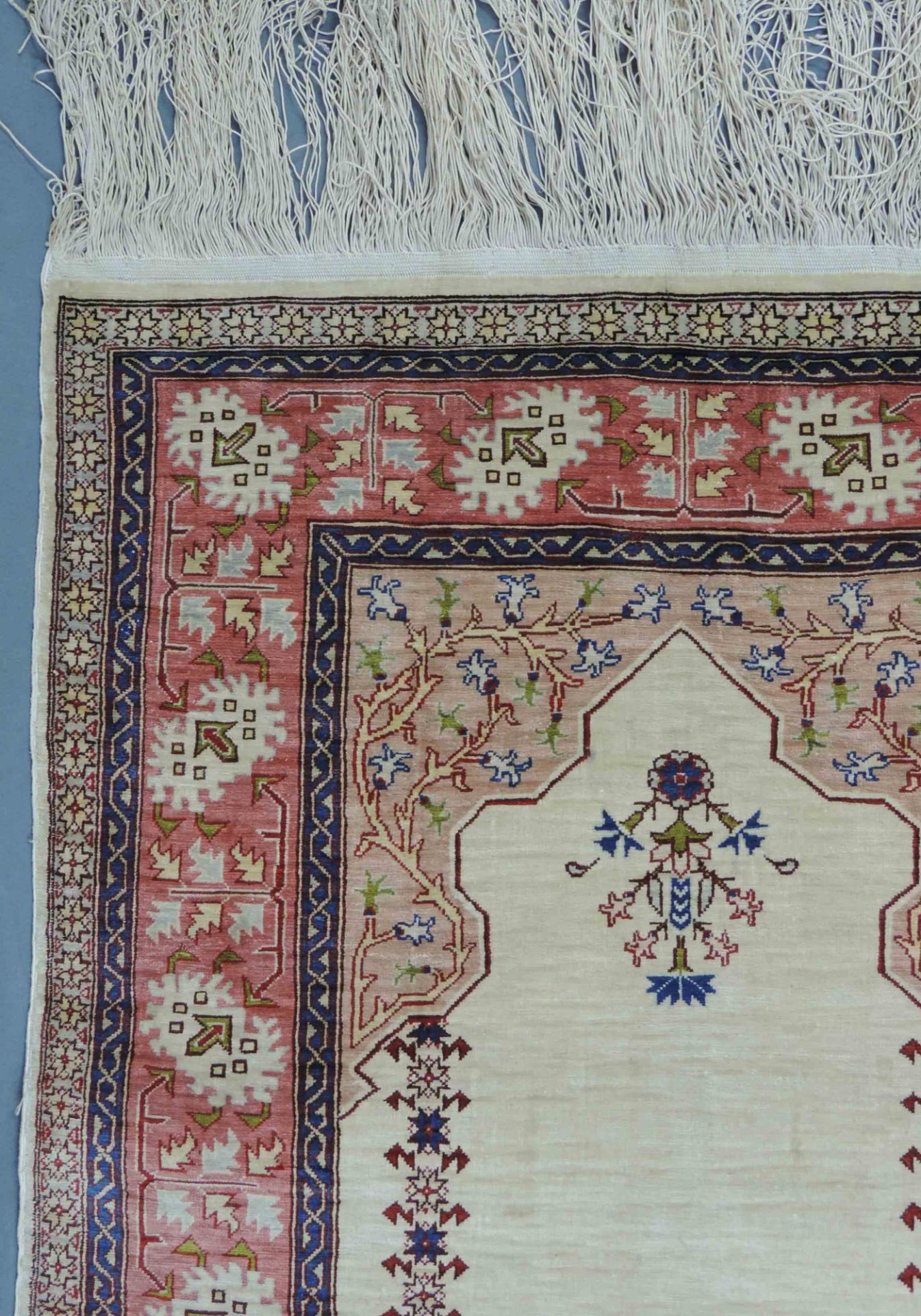 Hereke Gebetsteppich, Seide. Türkei, signiert. Selten feine Knüpfung.77 cm x 59 cm. Handgeknüpft, - Bild 4 aus 8