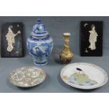 Sechs Teile. Meist China und Japan. Auch um 1910.Bis 38 cm hoch.Six pieces, mostly China and