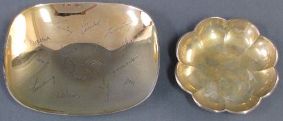 Zwei Schälchen, 830er und 925er Silber, 339 Gramm gesamt.Bis 21 cm x 17 cm.2 small bowls, silver 830