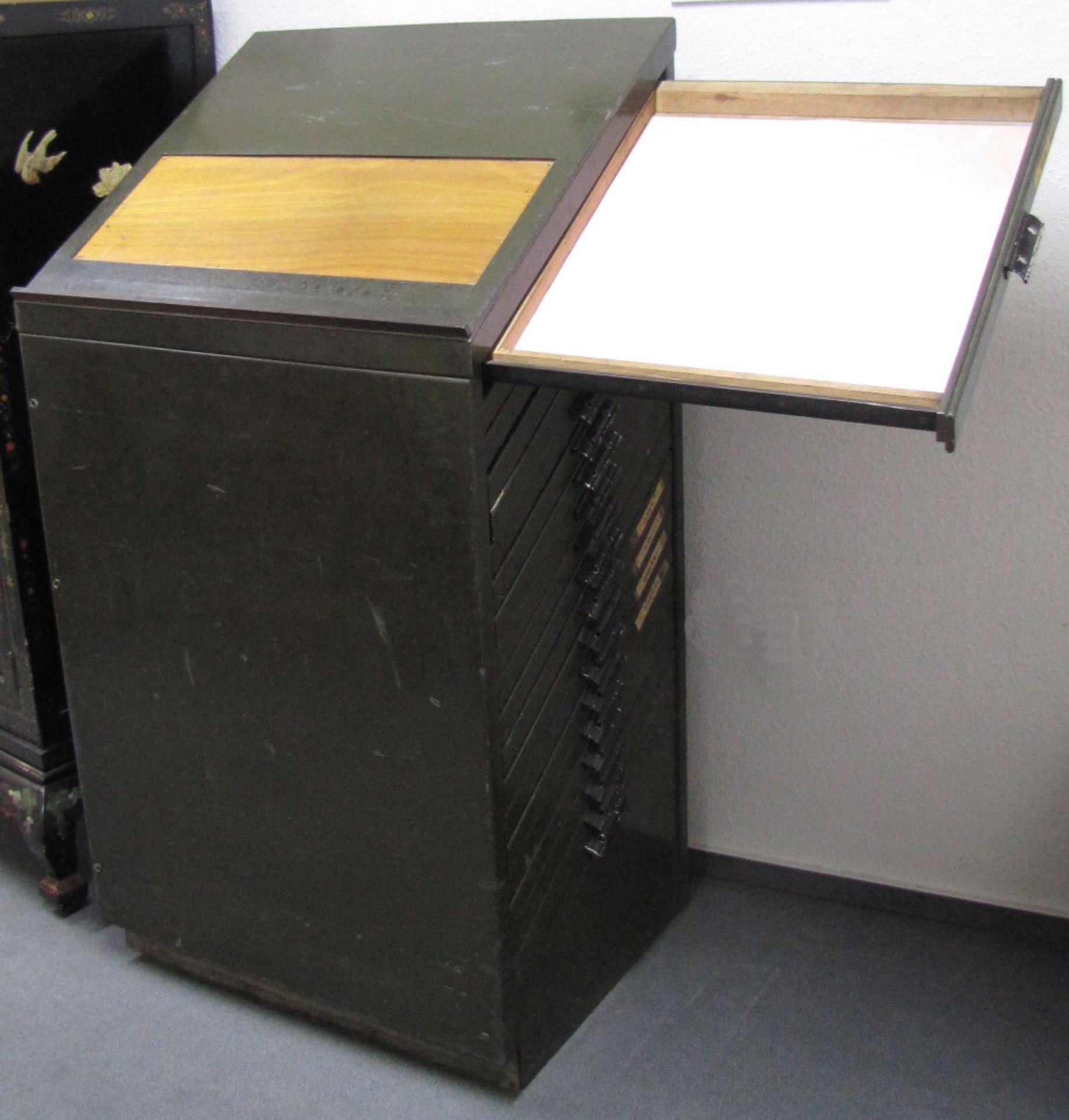 Schubladenschrank, original Druckerei-Schrank, Grafikschrank, alt.Höhe vorne 109 cm, hinten 142,5 cm - Bild 8 aus 9