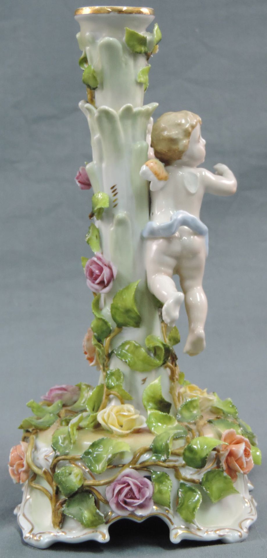 Kerzenleuchter mit Rosen und Putti.27 cm hoch. Porzellan. Beschädigungen.Candlestick with roses - Bild 3 aus 10